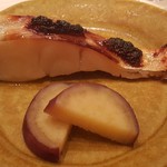 たかおか - ④赤甘鯛 (千葉県竹岡産)の焼き物、紅あずま(芋、千葉県産)
      頭と骨を焼いた後に炊いた赤甘鯛の出汁漬け。
      赤甘鯛自体の旨みをその身に戻すので、赤甘鯛の濃さがより凝縮されています。