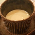 たかおか - ⑤蛤 (千葉県銚子産)出汁の茶碗蒸し
      蛤を煮た際の出汁がその存在感を清らかに主張しています。