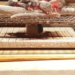 たかおか - ⑦ 鯖(千葉県銚子産)の炙り棒寿司 
      網の上に炭火をギリギリまで近付けて、鯖の脂をじゅうじゅうと焦がします。
      その微かな美味しい音に思わず聞き耳を立ててしまいます。