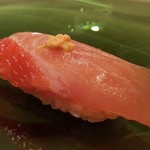 たかおか - ①金目鯛(千葉県銚子産)の浸け
      和辛子が薬味。
      淡く赤みが入った飴色で旨みが存分に引き出されています。
      圧倒されてどういう仕込みなのか聞くのを忘れてました。