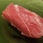 たかおか - ④ 赤身(山口県仙崎産)
      赤身なのに滑らかな口溶け、上品な脂