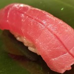 たかおか - ⑤ 中とろ(千葉県勝浦産)
      更に滑らかな口溶け、しっかりした上品な脂