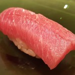 たかおか - ⑥ 霜降り(千葉県勝浦産)
      中とろよりも濃厚ですが、味わいのベースは似ています。