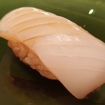 たかおか - ⑦ 墨烏賊(千葉県富津産)
      墨烏賊自体は身が堅めなので、3日程度寝かせているのかと思いましたが、1日寝かせとのこと。
      少し驚きました。