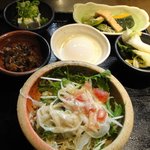 釜出しうどん　こと平 - 温泉玉子＋ミニサラダ＋手作り惣菜3種盛り