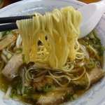 がんこパパ - しょうゆラーメン（麺持ち上げ）