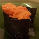 たかおか - ⑫ 蝦夷馬糞海胆(北海道浜中産)
      塩水に浸して保存、使う分だけザルに取って、十分に水切りしてから、軍艦に。
      海苔との相性が際立ちます。