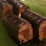 たかおか - ⑮ 干瓢巻き
      干瓢はそれほど食べないのですが、隣の常連さんが注文され、あやかりました。
      薄めの炊きあがり、良いですね。