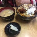 ラーメン とんかつ 忠 - 2018年2月。カツ丼には味噌汁とお新香付きです。