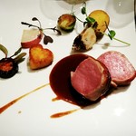 ロゼット - オーストラリア産仔牛ロースとベーコンのメダイヨン仕立てレンズ豆のソースで