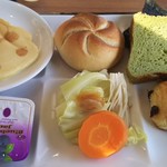 白浜古賀の井リゾート＆スパ - パンケーキ、ハード系のパン、竹炭と抹茶のブレッド、パンオショコラ、蒸し野菜、ジャム