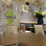 カフェ＆ダイニング ゼルコヴァ - ロゴ入りコップと、面白いオブジェの店内