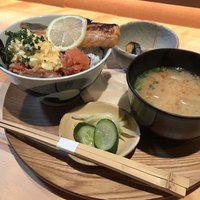 喰呑をかし - 燻炙焼−御飯三昧−（北海道産天然鮭燻し自家製タルタルと炙り博多明太子と銀鮭ハラス塩焼きの丼−鯖のマリネと味噌汁のセット〈自家製浅漬け付〉）