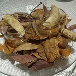 essere - １皿目。
                                厚めのトルティーヤのようなモチモチの生地の中に、
                                クリーム味の柔らかいマッシュポテトが(*^^*)
                                演出も素敵！