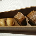 essere - パン２種。皿数にはカウントされません(笑)