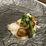 essere - ３皿目。牡蠣のコンフィと、
      大根のキャラメリゼ。
      あま～く仕立てた大根と、このクリームソースと、、、とってもマッチ(≧∀≦)