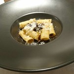 essere - ４皿目。
      弾力・歯ごたえのあるショートパスタに、
      仔猪のラグーソース！！
      猪ってこんな味？(ﾟ∀ﾟゞ)
      甘辛い味付けで猪というより、、、豚と牛の間のような美味しさでした(笑)