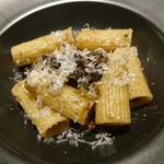 essere - 粉チーズのっかってます！
      ここでまた、バケットを出してくれました！
      パスタ、結構量がある～(ﾟ∀ﾟゞ)