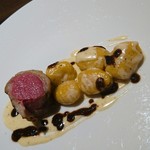 essere - ５皿目。
      仔羊のステーキにインカのめざめ(ジャガイモ)使用のニョッキ。
      ジャガイモ感が強いニョッキでかなり質量がある！
      クリームのマイルドなソース、キャビアを入れたパンチある味が混ざり美味(≧∀≦)
      