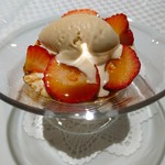 essere - ６皿目。デザート。
      ブランマンジェにキャラメルアイスとイチゴと。
      ぷるぷる柔らかいブランマンジェ美味しい～(≧∀≦)