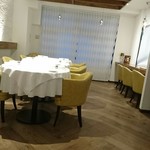 essere - 清楚な雰囲気の店内。
      上品な感じ(*ﾟдﾟ*)