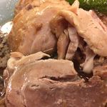 横浜らーめん　山田家  - チャーシュー増しは、重なっているから少なく見えるけど実は厚みがあってボリュームがすごいこんなに増されてタダなんて。。