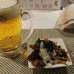 らぁめんや やしげる - 生ビール(500円)&おつまみ(300円)。冷え冷えの生ビール！つまみは、チャーシュー、玉ねぎのみじん切り、メンマ、ほうれん草とあおさ海苔。