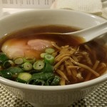 らぁめんや やしげる - 醤油ラーメン(750円)。シンプルな醤油ラーメンだが、コクがあり、美味しい‼️