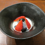 傳 - 甘味1：苺 竹炭ムース 黒豆