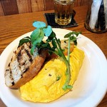 81463718 - アボカド ハラペーニョ オニオン オムレツ。