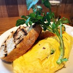 81463721 - アボカド ハラペーニョ オニオン オムレツ。