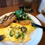 81463723 - アボカド ハラペーニョ オニオン オムレツ。