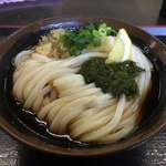 うどん屋 まつはま - ながもぶっかけ400円
            出汁が多い！麺が吸うから後半になるにつれ辛くて玉の大きさに苦戦を余儀なくされる
            イリコが強いサッパリした味わい
            レモンの背中の味が強すぎる 笑
            今回は色々が色々だった