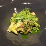 リストランテ ナカモト - 全粒粉のパスタ。上にはニラのパウダーがかかってます。