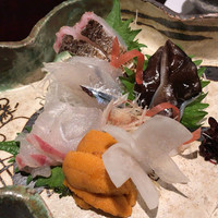 二条有恒 - 造り盛り（太刀魚、鳥貝、うに、鯛、さより）