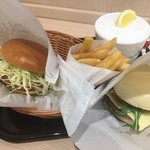 モスバーガー - 2018/2/24 ランチで利用。
            マルデピザ(450円)
            Sポテトセット(410円)
            海老カツバーガー(390円)