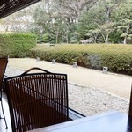 Nishimuraya Waraku - 庭を眺める