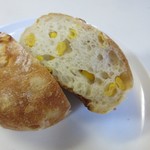 モロパン - 生地にトウモロコシを練りこみ焼きあげたコーンの甘さが感じられるパンです。