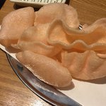 若どり屋 - エビチップス　まずはこれでハイボールをいただいて心を落ち着けます（笑）