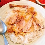 印度亭 - ご飯の上で鶏モモ肉をバラしていきます。（2018.2 byジプシーくん）