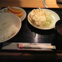 本格肉料理 丸小 - ランチはサラダ,ライス,味噌汁,フルーツが食べ放題