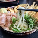 大地のうどん - 【野菜天ぶっかけ(630円)】コシのある細めんタイプのうどんで、透明感が美しいです。