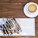 Café Hapje - プレーンワッフル、チョコレートソースとホイップ
