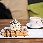 Café Hapje - プレーンワッフル、チョコレートソースとホイップ
