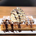 Café Hapje - プレーンワッフル、チョコレートソースとホイップ
