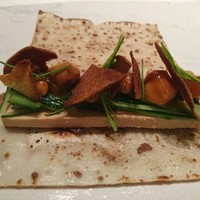 カンテサンス - フォアグラのクレープ包み　安納芋チップ　ヘーゼルナッツ