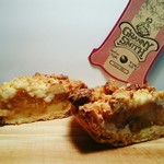 GRANNY SMITH APPLE PIE & COFFEE  - 手前: ドライフィグとクルミのクリームチーズアップルパイ￥４５０、奥: グラニースミスのアップルパイ￥４５０