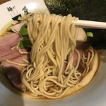 麺や まつ本 - 特製中華そばの麺アップ