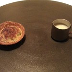 フィオッキ - リコッタと山羊のフラマージュブランと野花のトルティーノ・サラータチーズのソース