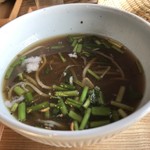 そば舎 あお - 芹とごぼうの温かい付け汁 そば湯を注いで